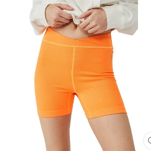 🆕 FREE PEOPLE MOVEMENT FREE THROW SHORT - Picture 1 of 5